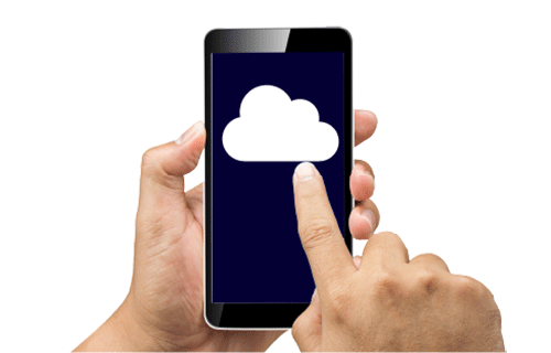 Un téléphone intelligent avec un nuage sur l'écran. Un doigt pointe vers le nuage.
