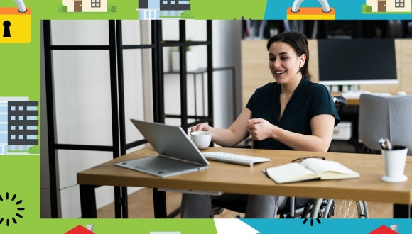 une personne travaille à une table avec un ordinateur portable