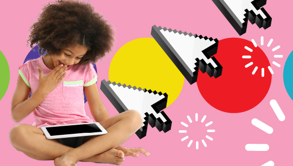 un enfant regarde une tablette sur ses genoux, avec des flèches de curseur en arrière-plan