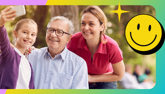 un enfant, parent et grandparent prennent un égoportrait