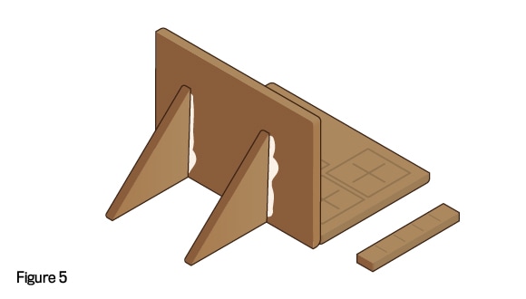 Figure 5, vue arrière, morceaux triangulaires collés du mur, une languette de mur coupée à la première étape du routeur