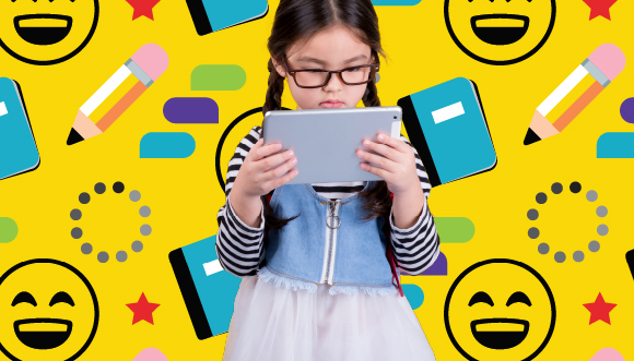 "un jeune enfant regarde une tablette contre un arrière-plan d'emojis de visages souriantes, de bulles de dialogue, de crayons et cahiers, de cercles de mise-à-jour et d'étoiles"