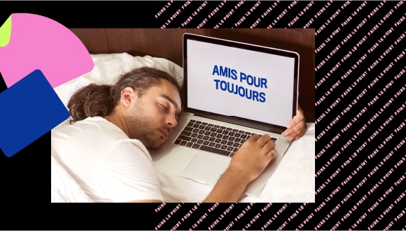 une personne dort dans un lit avec à sa côté un ordinateur portable avec texte "amis pour toujours" à l'écran